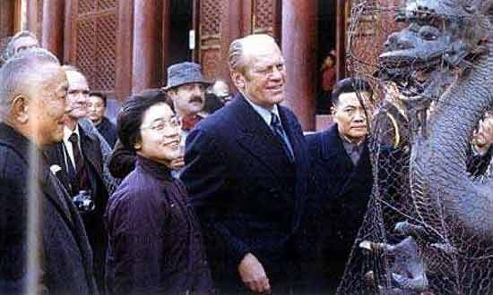 基辛格被黜，不出所料，中国互联网上又是一片沮丧，如跪舔瞌睡乔一般，再次掀起抨击攻击川皇的声浪。这是2012年之前再熟悉不过的景象，随着川皇的末路将近，似乎一切都要回来了，特别是那个“中国人民的好朋友”形象的基辛格。