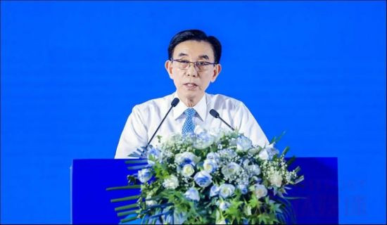 什么我们以前设想的,中国会在一种和平、稳定、繁荣的状态中,在2028年,或2035年的某一时间,听到清脆的咣当一声,咱就完成了像GDP总量世界第一这种清晰的象征着超越美国的时刻,现在看,根本不会有,根本是幼稚的……