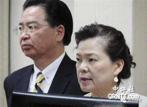 大国崛起跟小民尊严是统一体，龙应台却将这两者刻意对立起来，她怎么不去美国宣传她的“小民尊严”？    美国明明白白地告诉世界，它嘴里的什么“民主、自由、人权、规则、契约”，全是假的。