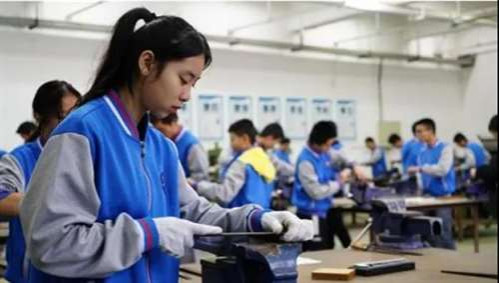 在50年前，也许很多人并不明白毛泽东为什么执着于“学制要缩短，教育要革命”。50年后，当我看到457万人走进考研考场，我突然明白了这句话的含义。说的大一点，这句话包含着人类解放的道路。