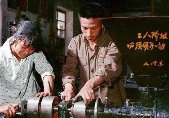 于是有人说,毛主席时代是工人的天堂。工人,在那个年代又叫做国家的主人,那个时候叫工人阶级,那个时候我们人民的领袖毛主席说:工人阶级必须领导一切。用现在的话说,就是我们打工人要领导一切——您相信我们曾经有过这样一个时代吗?