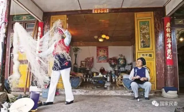 毛主席是我党我军我国各族人民敬爱的伟大领袖:这是公认的,对不对?