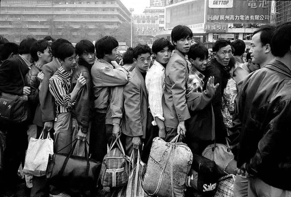 政治影响着我们每一个人的命运。然而长期以来,命运却游离于主流政治学的视野之外。本文通过对《城市化的孩子》一书的反思,试图说明:群体的命运在很大程度上是由权力结构设定的;国家、市场、社会与家庭是命运的主要塑造者;命运的政治学追问的是一个最基本的正义问题——如果我们的命运具有某种外部性,那么我们应该做些什么?