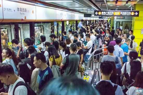 在100年前,对帮着资本家吹嘘、给工人洗脑福报论、充当资本家打手的监工、狗腿子的人还不叫精神资本家,他们叫「工贼」。