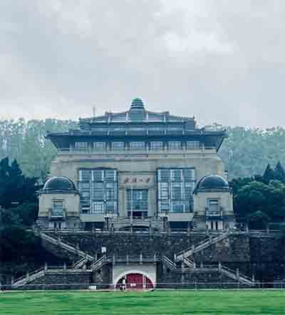 象牙塔不是避风港,也不是藏污纳垢之所,腐败堕落的温床;高校大学,教室讲坛也不是教授老师信口开河、胡作非为的地方。