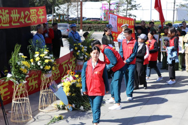 长春市各界人民群众隆重纪念毛主席逝世42周年