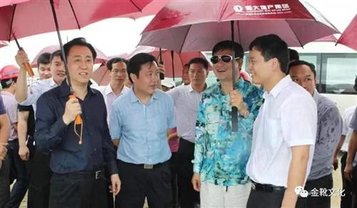 “伴随着帝国主义和中国民族工业的矛盾而来的,是中国民族工业得不到帝国主义的让步的事实,这就发展了中国资产阶级和中国工人阶级之间的矛盾,中国资本家从拚命压榨工人找出路,中国工人则给以抵抗。”
