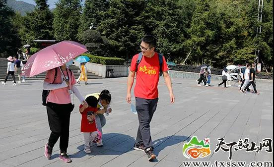 【火热】国庆近40万人到韶山:毛主席圈粉中国新青年!