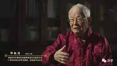 将来在历史书上,2003年抗击非典的老中医老英雄邓铁涛,必定会有浓墨重彩的一笔。