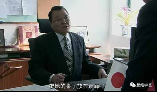 各个公司的道歉都是模式化的，从语气到神态，还有起立的时机、弯腰的度数、表情的拿捏等等，都高度一致，甚至泪流量以及擦泪动作都出奇一致。而且一般还都会进行彩排，多么严谨的工匠精神啊！