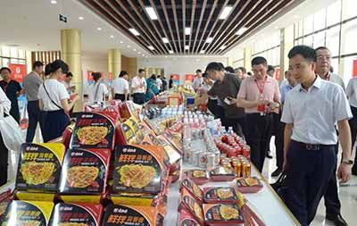 “全国粮食产业经济现场会”参会人员观摩南街村