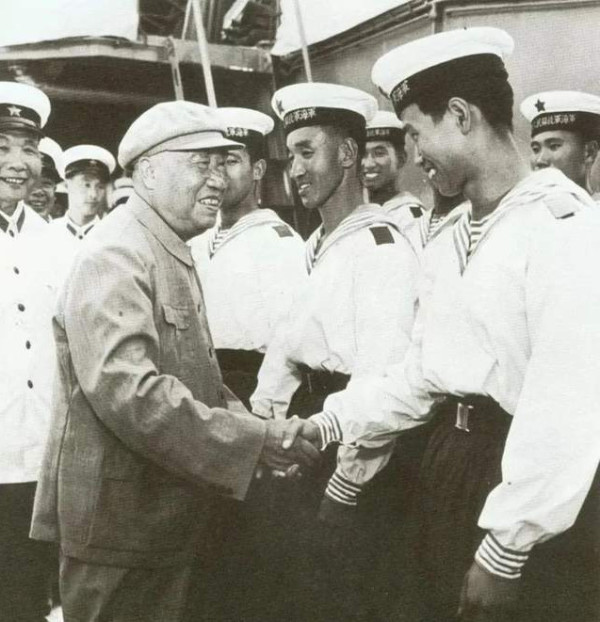 革命到底：毛主席73岁畅游长江，朱老总88岁登战舰乘风破浪，周总理晚年指挥大家唱