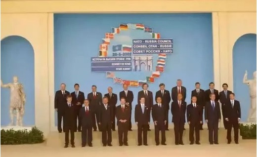 这篇政论站在地缘政治的比较客观的视角上看待俄乌冲突,观点明确:乌克兰危机的主要责任方是美国及其欧洲盟国;多年来北约、欧盟东扩和颜革挑拨是祸根;西方扭曲的国际政治观念和诡计导致了这场灾难。