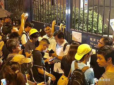 乱港暴徒围警署逼放人 镪水弹伤警狂言烧法院