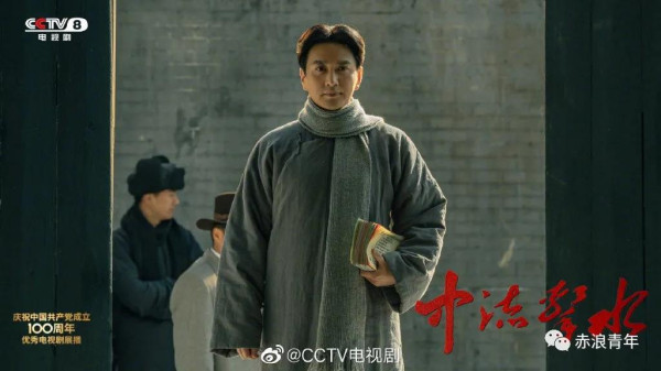 敢于斗争,敢于胜利——这才是历史的必然规律给我们提出的任务。任何站在历史的边上冷嘲热讽,或者干脆站在历史的反面嗷嗷乱叫的人,都会被历史的车轮、革命的火车头无情抛弃掉,乃至碾个粉碎。