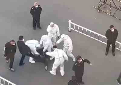 引导群众的不应是棍棒,保护群众的不应是涂满“保护色”的恶徒。