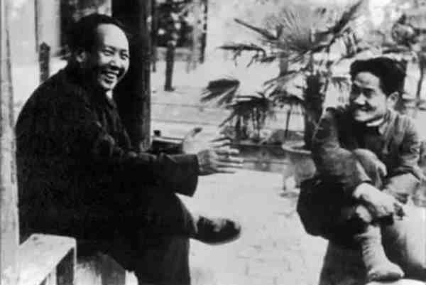 岸英与我们又是这样的近,因为他从未以“毛泽东的儿子”而傲娇,反而不断问自己,“我做毛泽东的儿子合格吗”;他当过农民、做过工人,与我们一样,都是劳动人民的一员;他的生命永远定格在年仅28岁,本该与今天的我们一样,风华正茂……叫一声岸英同志,不仅仅是因为他是我们的同志、我们的战友,更因为他用自己短暂而灿烂的一生,向我们诠释了一个优秀的共产主义战士的模样,是我们今天的有志青年值得学习的榜样