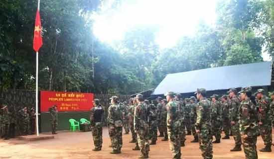 冲在最前面推搡解放军的印军，印度国内骂他们“中国佬”