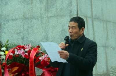 武汉人民纪念毛主席诞辰132周年活动在武汉剧院举行(图片新闻)