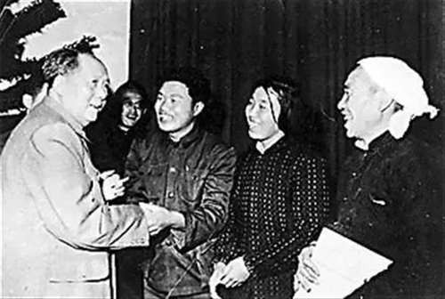 更何况，时间对所有人都是平等的，当这一代人逐渐老去，他们的故事终将无人诉说……最终，历史的重担将压在我们身上，我们也必须要做好准备迎接这个重担。