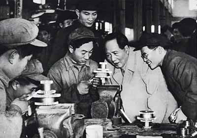 毛主席对胡志明说，你爸当官不贪，是因为没来得及