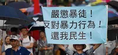 资本主义世界，自由的只是财阀、金融大资本家、军火商和政客家族，循规蹈矩的普通民众，哪来的自由?你能随便进入富豪们的半山别墅吗? 　　而那些不学无术、妄想不劳而获的流氓和恶棍们，被西方的“自由”忽悠瘸了，他们扬起手中的木棍砖头，砸向普普通通的政府职员，砸向那些兢兢业业工作养家的普通民众。