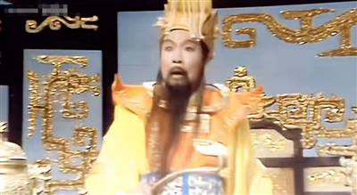 庙里的泥塑木偶,看来庄严肃穆,但你喊他他不听,拜他他不灵,你把他推倒、打烂,他也没有什么反应......还不如“齐天大圣”留下的故事管用。