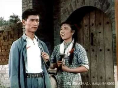 女性一旦确立了信仰,往往比男性更坚贞,这也许和她们倾注了情感有关。八十年代以后,中国社会剧烈转型,出现了不少“马列主义老太太”,如丁玲等,却甚少“马列主义老头子”,老头们似乎都乐滋滋地咸于维新了,原因概源于此。