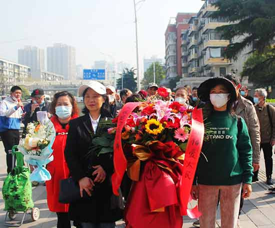 人民领袖爱人民，清明时节武汉人民思念毛主席，向武汉剧院毛主席雕像敬献花篮！