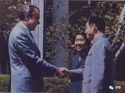 无产阶级只有解放全人类，才能最后解放无产阶级自己——这是真理，这才是开放的内在规律。把握了这样的规律，才有中国乒乓球队当年构建的金牌的根基，尤其是这个根基的金牌。