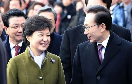 日本和韩国，毕竟有共同的干爹，美国。所以，即便是韩国和日本经常出现摩擦，但从中国的角度看，很多时候都是小孩过家家，没有什么实质性意义，斗也只能在美国允许的范围内玩，一旦出圈，碰到美国的利益了，就会马上后退。