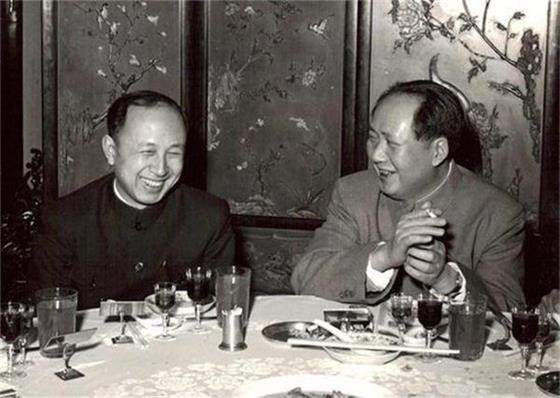 这位科学巨匠做人顶天立地,做事惊天动地,一心赤诚,俯仰无愧天地,他和无数默默无闻的英雄模范一起撑起了新中国的脊梁。