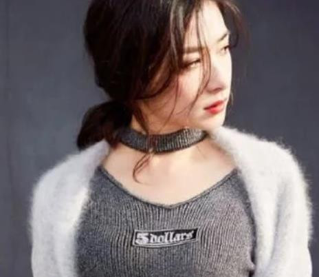 人生若只如初见、奈何回眸春意难 ；　　尘舞漫天雪凝黯、鸢风银铃只梦幻。