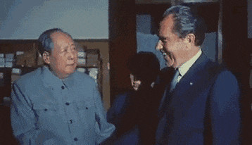 尽管从苏共20大赫鲁晓夫公开否定斯大林开始,苏共公开推行修正主义路线,之后勃涅日列夫继续延续这条路线,中苏两党关系处于对立状态,然而请注意中苏两国关系一直保持正常的。要不然1971年联合国“2758号决议”投票时,苏联拥有的3票怎么会全部“赞成”呢?紧跟苏联的东欧国家也投了赞成票。这个历史事实,千万不要忘记了。