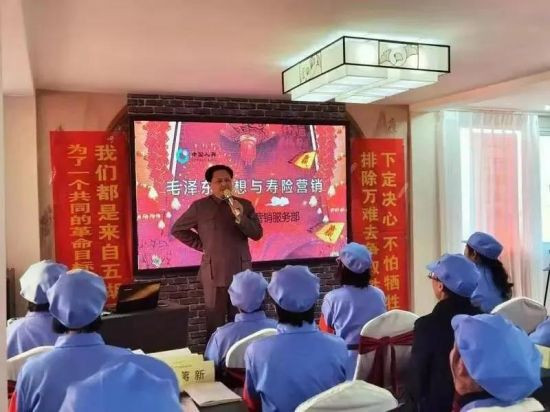 谈主席，不能忘掉他无产阶级革命家的身份；谈主席的思想，则不能忘记了它的阶级锋芒。