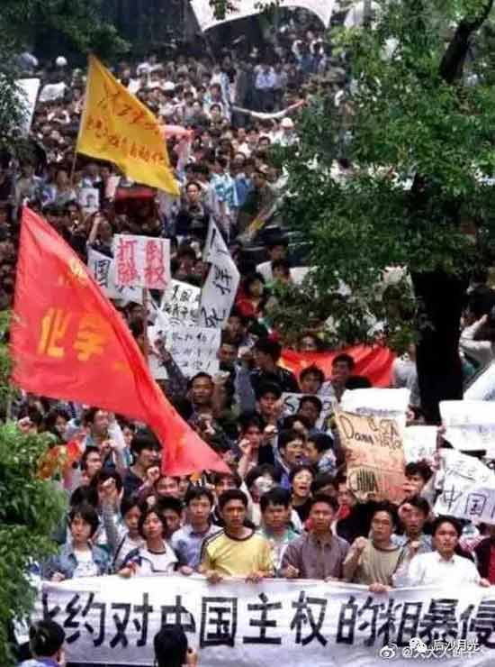 乌克兰这样的国家,无非是美国一件反俄工具而已,既然是工具,乌克兰人的命运与美国何干?美国靠得住,母猪能上树!丛林法则,弱肉强食才是美国不变的”价值观“。