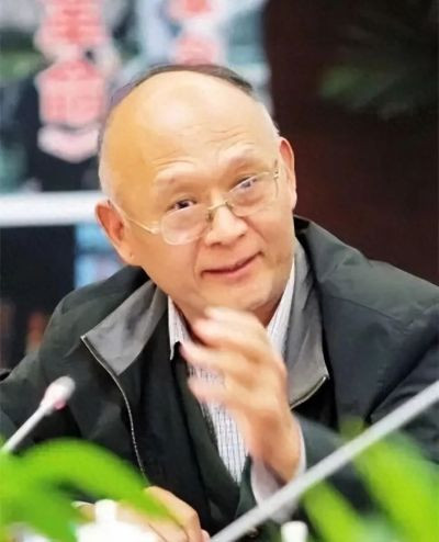 文章批评部分领导干部面对群众批评和民生诉求时热衷删帖捂盖子，指出其根源是扭曲的政绩观，呼吁干部摒弃“删帖依赖”，以解决问题、接受监督的实际行动赢取民心。