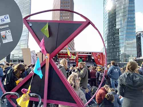 在柏林交通要道安营扎寨 - 柏林反抗（人类）灭绝行动现场报道