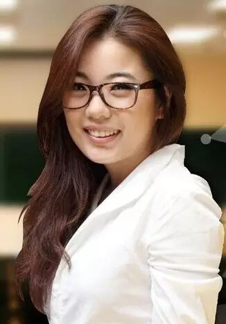 蒋方舟的故事,不是一个人的故事。它是一面镜子。照出的是这个社会对"天才"的迷信,对"包装"的纵容,对"特权"的沉默。这场闹剧,终于收场了。但闹剧背后的那套系统,还在运转。下一个蒋方舟,可能正在被某些合谋者,制造出来。
