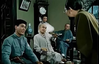 用毛泽东思想武装起来的中国人民是永远不可战胜的!