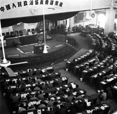 马克思主义和中国共产党人却告诉中国人，人民创造历史，看似最低贱愚昧没有力量的，却蕴含着无穷的力量。从此以后，人民意识和集体意识就扎进了中国人的深层意识当中。