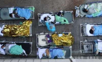 所有资本主义的垄断弊病、金融与地产产业的历来顽疾、贫富分化带来的阶级承压及后果，在这座如其楼宇般始终表面上“向上生长”的城市里，早已埋下了祸根。
