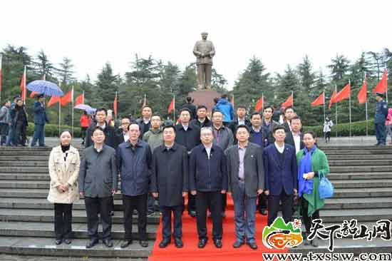 西藏山南党政代表团来到韶山，毛主席是西藏人民的大救星！