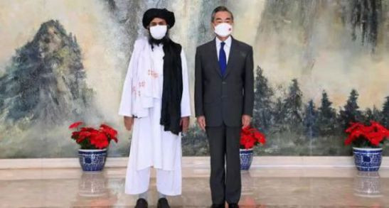 现在我跟各位说说另一件事,网上有一帮人造谣王义桅,说他污蔑解放军。我看了看他说的这件事,其实他就是打了个比方,但是很多网友就无限夸大他的话,然后对此进行攻击。