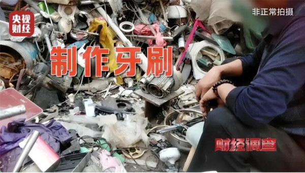 这绝非什么行业潜规则，这分明是一条流淌着毒脓的黑色血管，连接着一颗为利润而疯狂跳动的心脏。资本逐利的本性会毫不犹豫地“吃人”，不是血盆大口地吞噬，而是文质彬彬地、用六分钱一支的牙刷，在客人每个清晨的洗漱仪式中，完成最优雅的慢性谋杀。公众需要的不仅是对某个小作坊的查封，而且是一场彻底的清算。