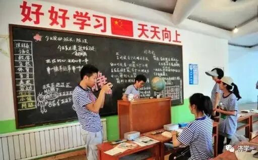 片面重视智育，是中国教育的痼疾，也许直到今天，我们对中国文化习俗的这一顽症才有比较清醒的认识。最先洞察这一点，并采取强有力措施的无疑是我们的伟大领袖毛主席。