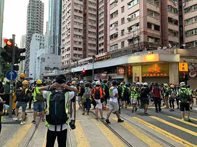 两张香港今日非法集会的现场照片,告诉你境外受众看到的会是什