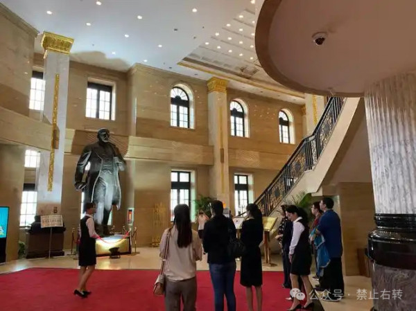 你在中国见过列宁像吗?乌鲁木齐的工商银行大厅有一尊高4米的列宁铜像!