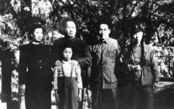 岸英与我们又是这样的近,因为他从未以“毛泽东的儿子”而傲娇,反而不断问自己,“我做毛泽东的儿子合格吗”;他当过农民、做过工人,与我们一样,都是劳动人民的一员;他的生命永远定格在年仅28岁,本该与今天的我们一样,风华正茂……叫一声岸英同志,不仅仅是因为他是我们的同志、我们的战友,更因为他用自己短暂而灿烂的一生,向我们诠释了一个优秀的共产主义战士的模样,是我们今天的有志青年值得学习的榜样