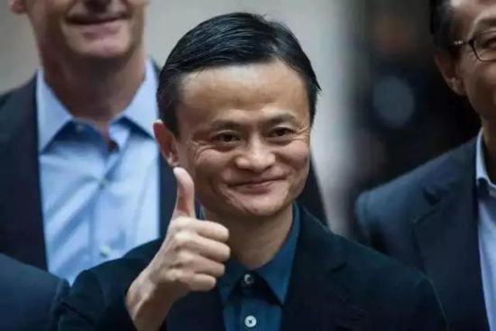 11月8日，一段“辽宁营口一环卫工借铁锹给路人2分钟被辞退”的视频在网上广为流传并引发热议，绝大多数网友在看到这个视频时都和我一样愤怒、不平。